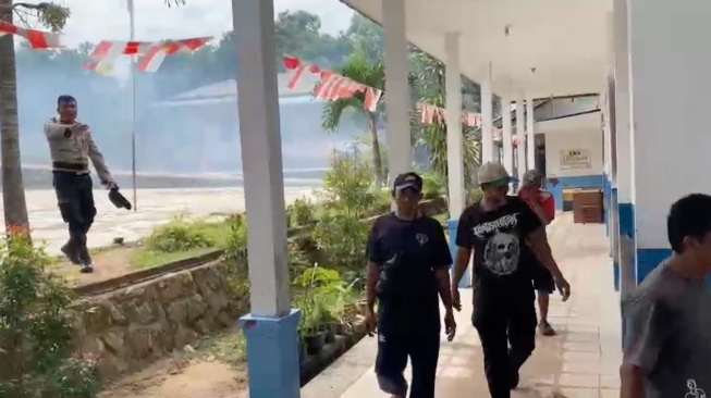 Tindakan represif aparat kepolisian menambaki warga karena menolak penggusuran di Pulau Rempang, Kepulauan Riau, 7 September 2023. [Dok. Istimewa]