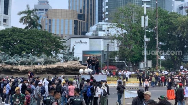 Massa berdemo dukung MK kabulkan gugatan minimal batas usia capres dan cawapres. (Suara.com/Rakha)