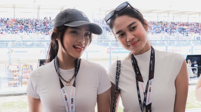 Fujianti Utami alias Fuji dan Azizah Salsha saat nonton Balap MotoGP di Sirkuit Mandalika, Minggu 15/10/2023). [Instagram]