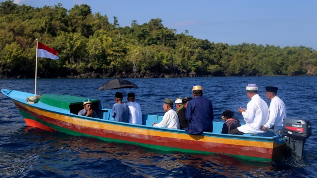 Sejumlah tokoh adat memimpin ziarah naik perahu mengelilingi pantai saat ritual tolak bala Uci Dowong atau turun ke pesisir pantai untuk memanjatkan doa kepada leluhur terdahulu di Pantai Wisata Sulamadaha, Kota Ternate, Maluku Utara, Senin (16/10/2023). [ANTARA FOTO/Andri Saputra/tom]