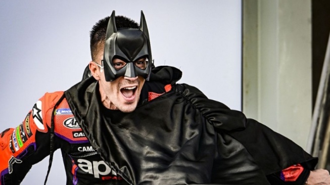 Maverick Vinales si Paling Kocak di MotoGP Mandalika 2023, Naik Podium Pakai Kostum Batman