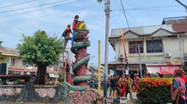 Lari dari RSJ, Seorang Pemuda Pecahkan Tempayan Tugu Tolak Bala, Warga Ketapang Gelar Ritual Adat