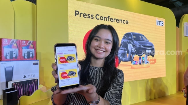 Indosat mengumumkan kampanye Pesta Hadiah IM3 pada Senin (16/10/2023) di Jakarta. Pelanggan bisa mendapatkan iPhone 14 Pro hingga Samsung Galaxy S23 Ultra gratis. [Suara.com/Dicky Prastya]