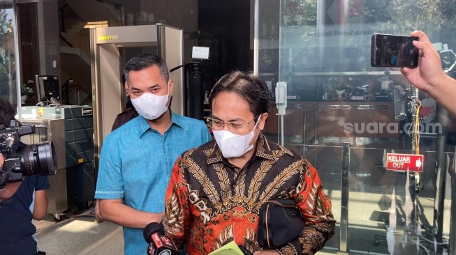 Suami Zaskia Gotik, Sirajuddin Mahmud (mengenakan kemeja biru) usai diperiksa di Komisi Pemberantasan Korupsi (KPK), Jakarta, Senin (16/10/2023) [Suara.com/Adiyoga Priyambodo]