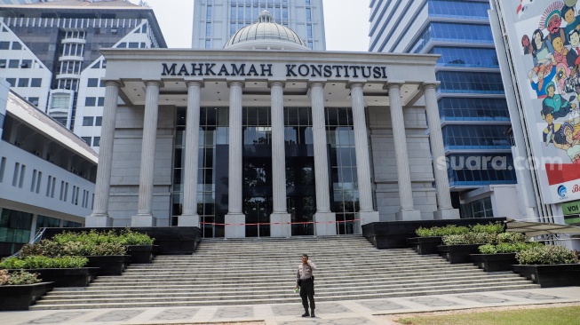 Gedung Mahkamah Konstitusi pada Jakarta, Senin (16/10/2023). [Suara.com/Alfian Winanto]