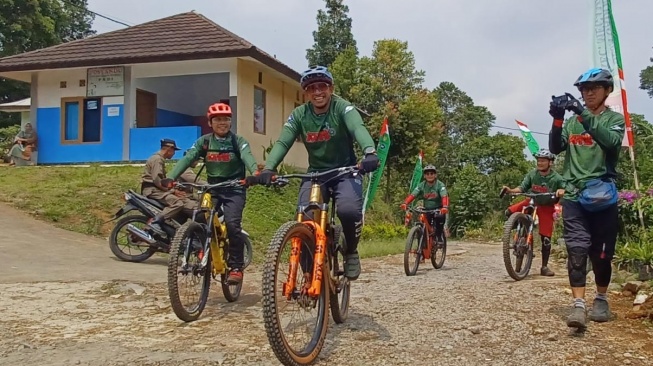 Komandan Resor Militer (Danrem) 061 Suryakencana, Brigjen TNI Anan Nurakhman saat gowes bareng Journalis MTB di kawasan Puncak, Bogor, Jawa Barat, Minggu (15/10/2023). (Foto dok. JMTB)