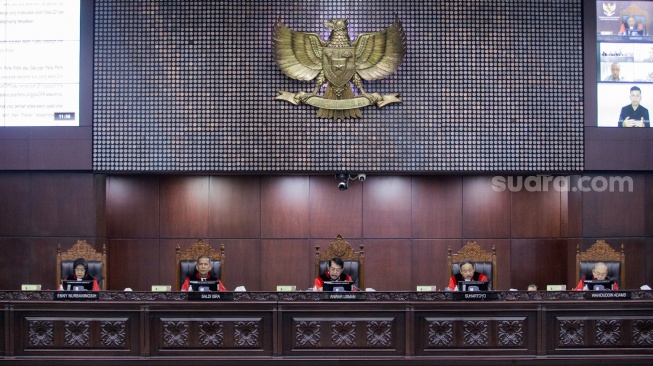 Suasana jalannya sidang penetapan batas usia Calon Presiden (Capres) dan Calon Wakil Presiden (Cawapres) di Gedung Mahkamah Konstitusi, Jakarta, Senin (16/10/2023). [Suara.com/Alfian Winanto]