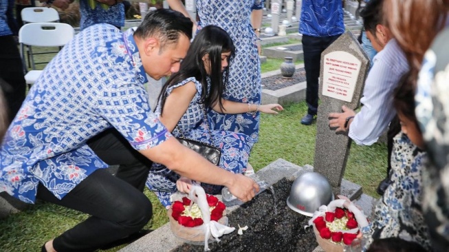 Potret Keluarga SBY Ziarah ke Makam Ani Yudhoyono. (Instagram/agusyudhoyono)