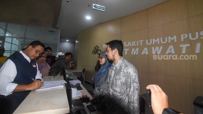 Bacapres dari Koalisi Perubahan Anies Baswedan (kiri) melakukan pendaftaran pemeriksaan kesehatan di RSUP Fatmawati, Jakarta, Selasa (17/10/2023). [ANTARA FOTO/Indrianto Eko Suwarso/nym]