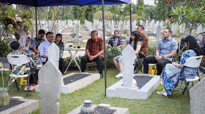 Potret Keluarga SBY Ziarah ke Makam Ani Yudhoyono. (Instagram/agusyudhoyono)