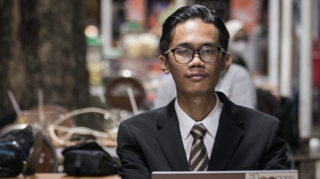 Almas Tsaqibbiru Re A, penggugat batasan usia capres-cawapres yang berkuliah di Universitas Surakarta. [ANTARA FOTO/Mohammad Ayudha]