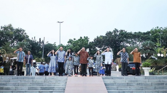 Potret Keluarga SBY Ziarah ke Makam Ani Yudhoyono. (Instagram/agusyudhoyono)