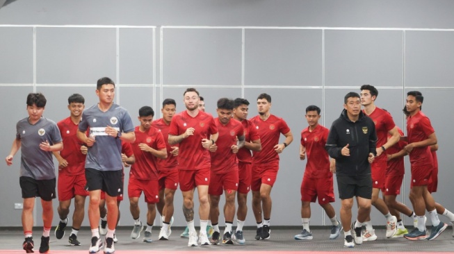 Latihan Timnas Indonesia di dalam ruangan usai batal menggelar ofisial training di Stadion Hassanal Bolkiah, Senin (16/10/2023). (Dok. PSSI).