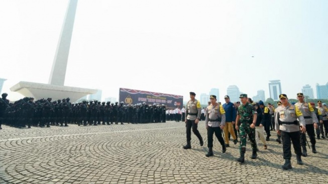 Kapolri Jenderal Listyo Sigit Prabowo mengecek kesiapan personel saat apel gelar pasukan Operasi Mantap Brata di Monas, Jakarta Pusat, pada Selasa (17/10/2023). (Dok. Polri)