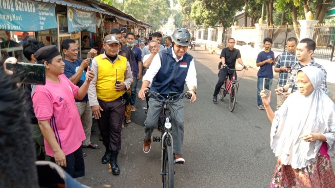 Gaya Anies Bersepeda ke RS Fatmawati untuk Tes Kesehatan Pilpres 2024