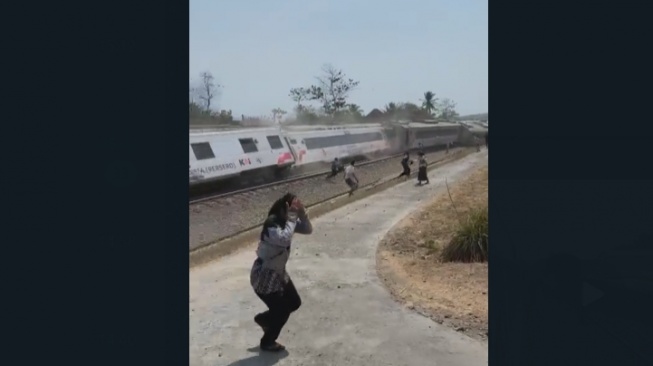 kereta api Argo Semeru anjlok di petak Sentolo-Wates, Kulon Progo, Selasa (17/10/2023). BNPB