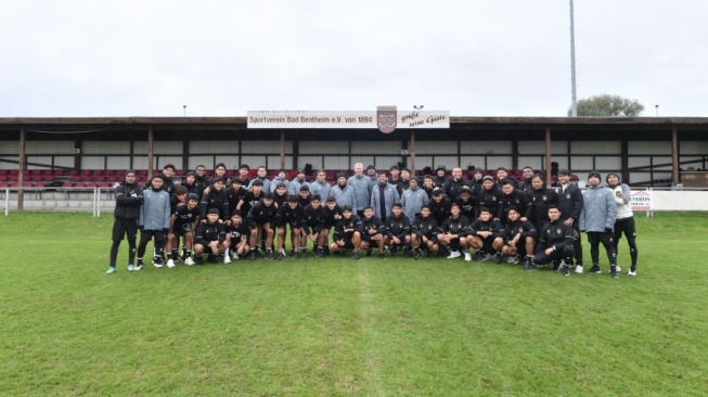 Skuad Timnas Indonesia U-17 bersama waketum PSSI Zainudin Amali dalam training camp (TC) di Jerman jelang Piala Dunia U-17 2023 (Dok. PSSI)