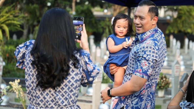 Potret Keluarga SBY Ziarah ke Makam Ani Yudhoyono. (Instagram/agusyudhoyono)