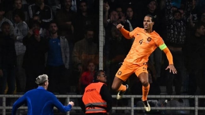 Bek Belanda #04 Virgil van Dijk merayakan setelah mencetak gol pertama timnya melalui penalti pada pertandingan sepak bola grup B kualifikasi Euro 2024 antara Yunani dan Belanda di OPAP Arena di Athena, pada 16 Oktober 2023.Angelos TZORTZINIS / AFP