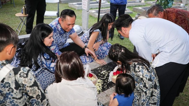 Potret Keluarga SBY Ziarah ke Makam Ani Yudhoyono. (Instagram/agusyudhoyono)