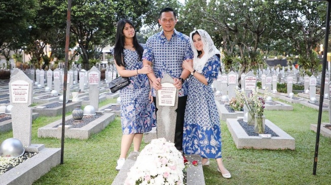 Potret Keluarga SBY Ziarah ke Makam Ani Yudhoyono. (Instagram/agusyudhoyono)