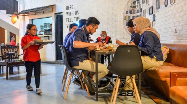 Pramusaji disabilitas membawa hidangan untuk diberikan kepada pelanggan di Restoran Iga Bakar Si Cebol, Bandung, Jawa Barat, Selasa (17/10/2023). [ANTARA FOTO/Raisan Al Farisi/rwa]