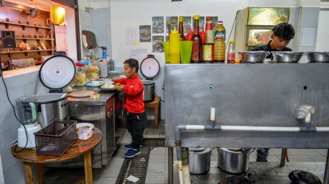 Pramusaji disabilitas membawa hidangan untuk diberikan kepada pelanggan di Restoran Iga Bakar Si Cebol, Bandung, Jawa Barat, Selasa (17/10/2023). [ANTARA FOTO/Raisan Al Farisi/rwa]