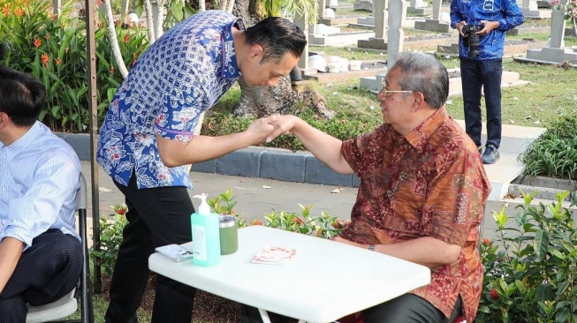 Potret Keluarga SBY Ziarah ke Makam Ani Yudhoyono. (Instagram/agusyudhoyono)