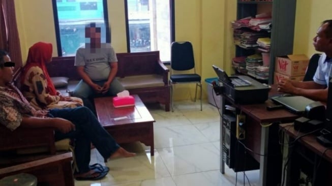 Polisi melakukan pemeriksaan terhadap pria yang viral karena menganiaya nenek. (Polres Grobogan)