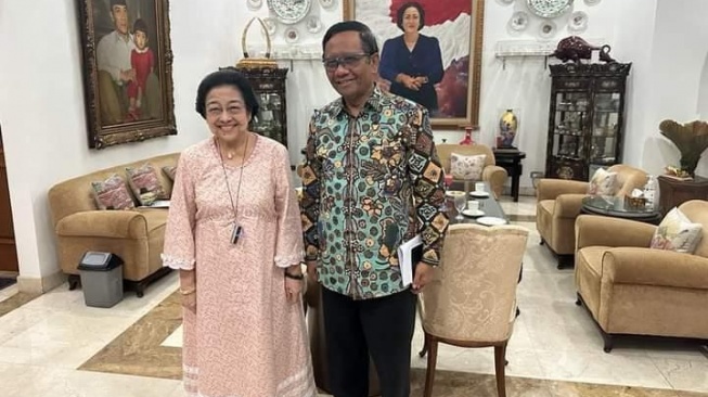 Mahfud MD berfoto bersama Ketum PDIP Megawati Soekarnoputri. Foto ini beredar setelah Sekjen PDIP Hasto Kristiyanto mengumumkan pihaknya akan mengumumkan nama cawapres untuk Ganjar pada Rabu (18/10/2023). [Ist]