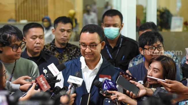 Bacapres dari Koalisi Perubahan Anies Baswedan memberikan ketersangan kepada wartawan usai melakukan pemeriksaan kesehatan di RSUP Fatmawati, Jakarta, Selasa (17/10/2023). [ANTARA FOTO/Indrianto Eko Suwarso/nym]