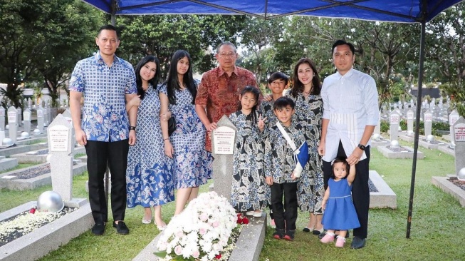 Potret Keluarga SBY Ziarah ke Makam Ani Yudhoyono. (Instagram/agusyudhoyono)