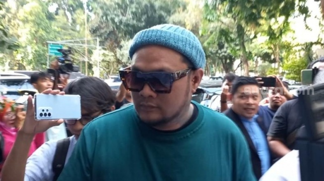 Virgoun mendatangi Polda Metro Jaya, Selasa (17/10/2023) terkait kasus pencemaran nama baik yang dilaporkan Tenri Ajeng Anisa. [Tiara Rosana/Pahami.id]