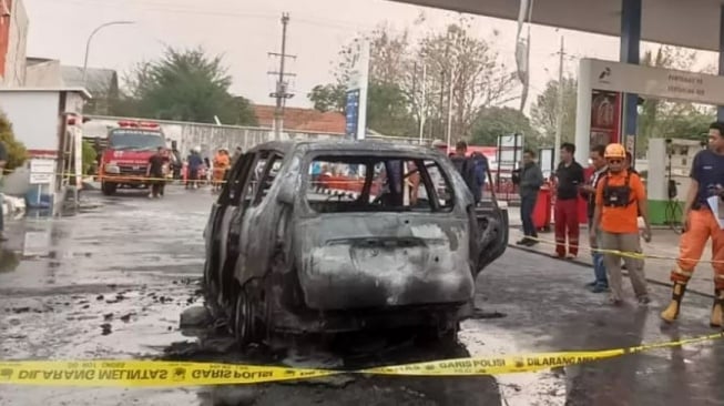 Penampakan mobil terbakar di SPBU Caruban Kendal. (AyoSemarang)