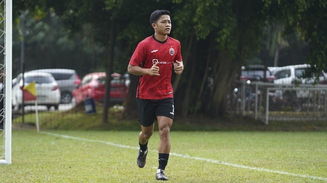 Pemain Persija Ilham rio Fahmi saat menjalani latihan terpisah karena cedera lutut yang dialaminya. (Dok. Persija).