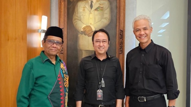 Putra Megawati Soekarnoputri, M Prananda Prabowo berfoto bersama capres-cawapres Ganjar Pranowo dan Mahfud MD di Kantor DPP PDIP, Menteng, Jakarta, Rabu (18/10/2023). (Dok. PDIP)