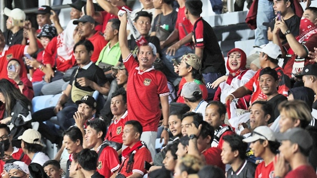 Suporter Timnas Indonesia di Stadion Hassanal Bolkiah di laga melawan Brunei Darussalam dalam play-off Kualifikasi Piala Dunia 2026 zona Asia. (Borneo Bulletin/KHAYR ZAKARIYYA).