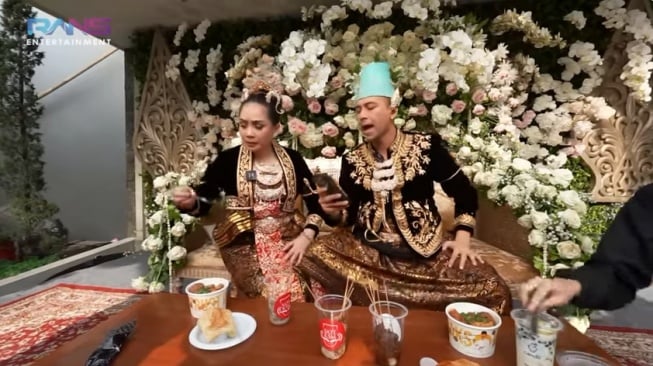 Momen Anniversary ke-9 Raffi Ahmad dan Nagita Slavina. (YouTube/ RANS Entertainment)