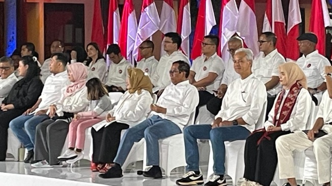 Perdana Bareng, Ganjar-Mahfud Kompak Tampil Casual Pakai Kemeja Putih dan Jeans di Acara Deklarasi Bersama Anak Muda