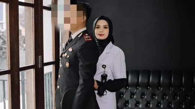 Dokter Karina Dinda Lestari bersama suami yang seorang anggota polisi. Karina tengah viral karena ketahuan selingkuh dengan seorang mahasiswa kedokteran. [Twitter]