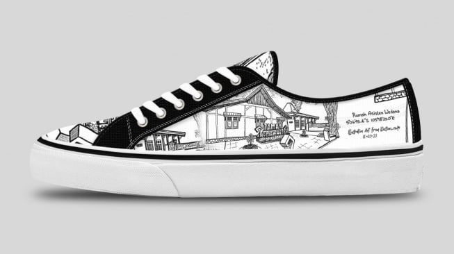 Kreatif, Pegiat Cagar Budaya Metro Tuangkan Desain Rumah Asisten Wedana dalam Produk Sneakers