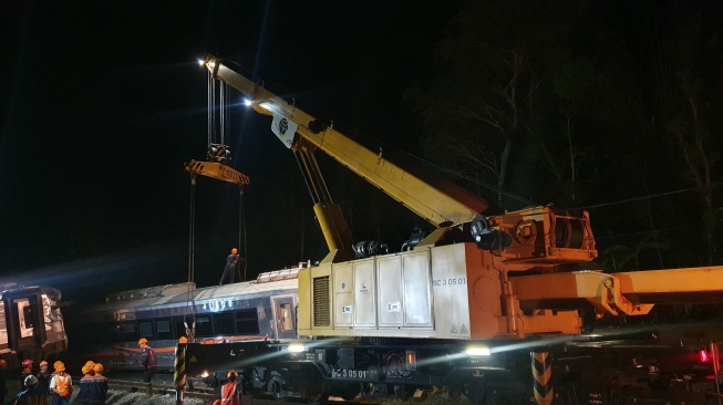 Proses evakuasi gerbong kereta api Argo Semeru yang anjlok di Kulon Progo, Selasa (17/10/2023). [Suarajogja.id/Hiskia Andika Weadcaksana]