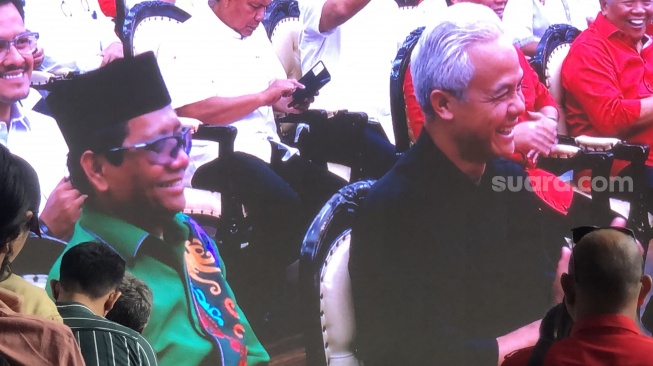 Capres Ganjar Pranowo dan Cawapres Mahfud MD. (Suara.com/Dea)