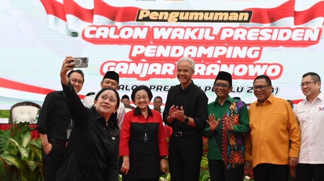 Bakal calon presiden dari PDI Perjuangan (PDIP) Ganjar Pranowo (keempat kanan) dan bakal calon wakil presiden Mahfud MD (ketiga kanan) berfoto bersama ketum dan elite partai koalisi di kantor DPP PDIP, Jakarta, Rabu (18/10/2023). [ANTARA FOTO/M Risyal Hidayat].