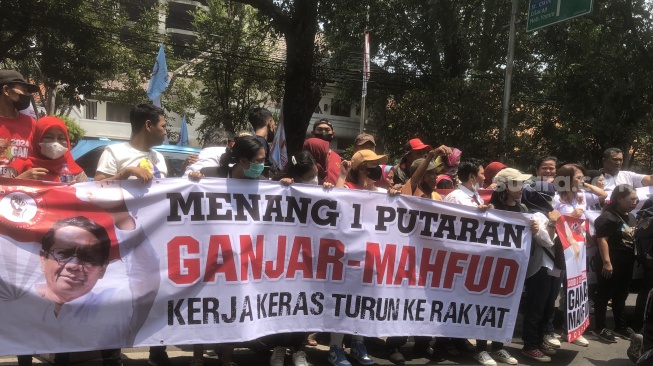 Pendukung Ganjar Mahfud Menyemut di Markas PDIP: Kerja Keras Turun ke Rakyat!