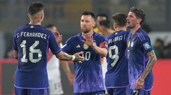 Penyerang timnas Argentina Lionel Messi (kanan) melakukan selebrasi bersama Enzo Fernandez (kiri) dan Rodrigo De Paul setelah mencetak gol pertama timnya selama pertandingan keempat kualifikasi Piala Dunia FIFA 2026 zona Amerika Selatan (CONMEBOL) antara Peru vs Argentina di Stadion Nasional di Lima pada 17 Oktober. 2023.ERNESTO BENAVIDES / AFP.