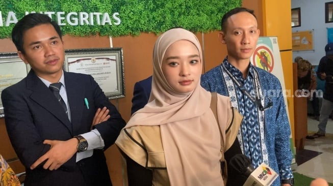 Inara Rusli di Pengadilan Agama Jakarta Barat, Rabu (18/10/2023). [Suara.com/Yoga]