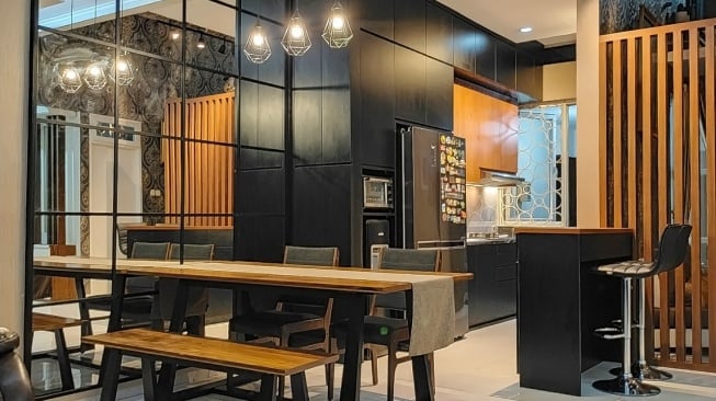 Desain interior ruang makan yang menyatu dengan dapur di rumah minimalis. (Foto: Dok. Istimewa)