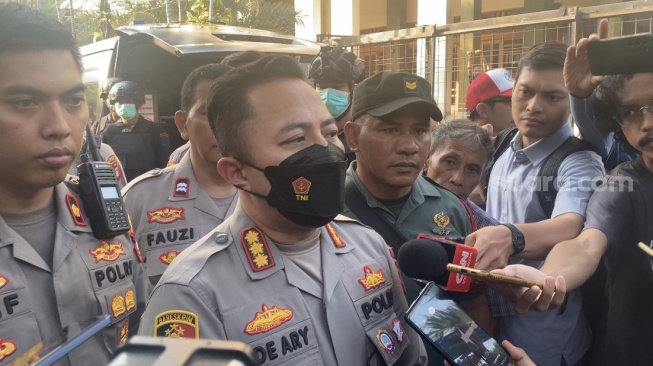 Kapolres Metro Jakarta Selatan Kombes Ade Ary Syam Indradi saat berada di lokasi ledakan yang menewaskan satu orang di kawasan Setiabudi, Jakarta Selatan. (Suara.com/Faqih)