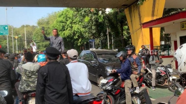 Situasi kemacetan di kawasan Cikini Raya akibat konvoi capres-cawapres Anies Baswedan dan Muhaimin Iskandar atau Cak Imin menuju kantor KPU RI di Jalan Imam Bonjol, Jakarta Pusat, Kamis (19/10/2023). (Suara.com/Rakha)